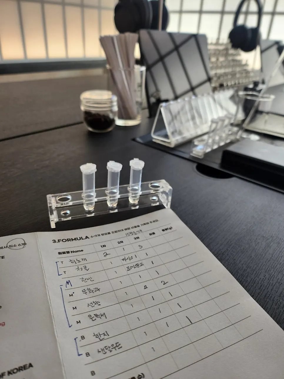 Adjusting scent ratios in consultation with the perfumer
