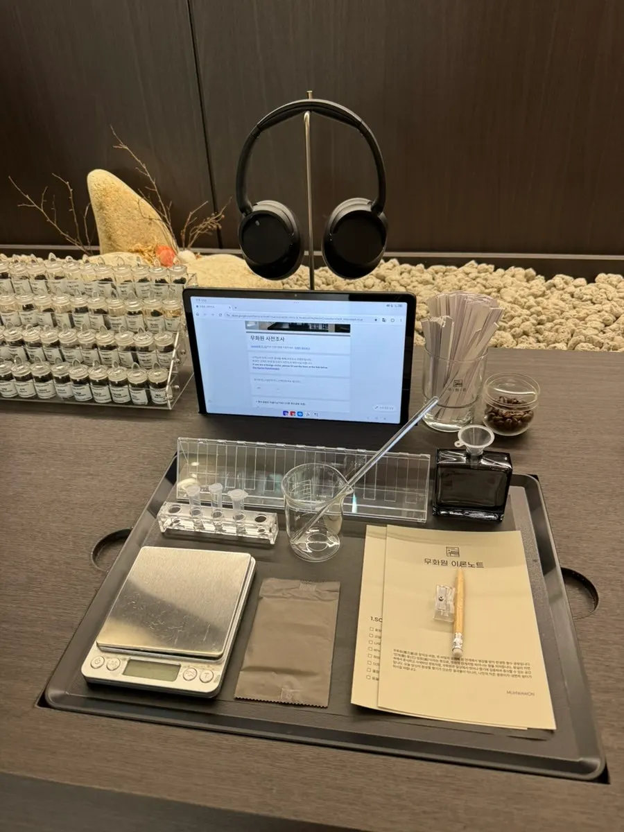 조향 체험용 원료 병 진열