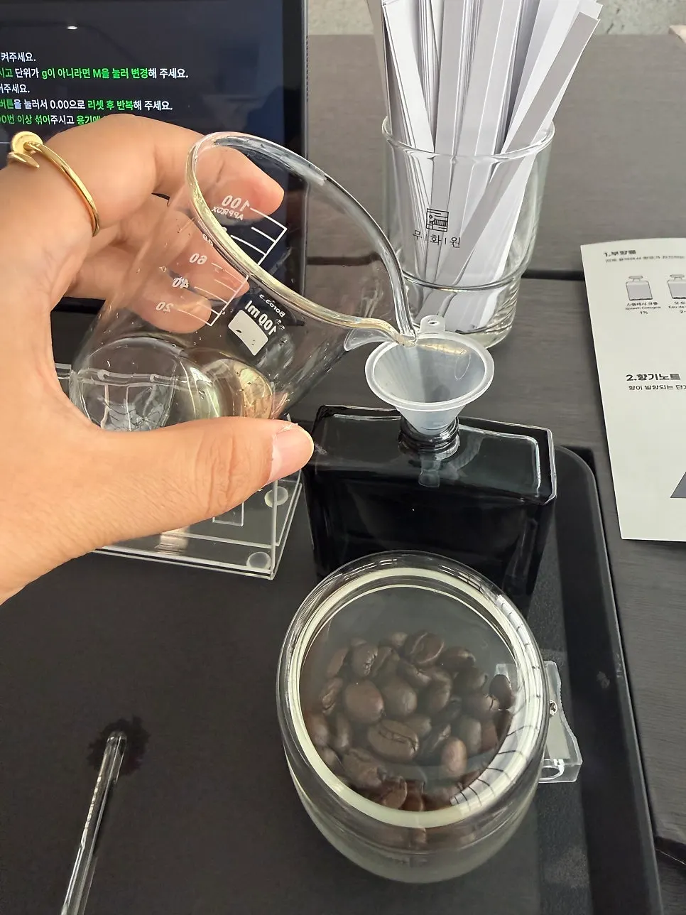 Adjusting scent ratios during the blending process at Muhwawon