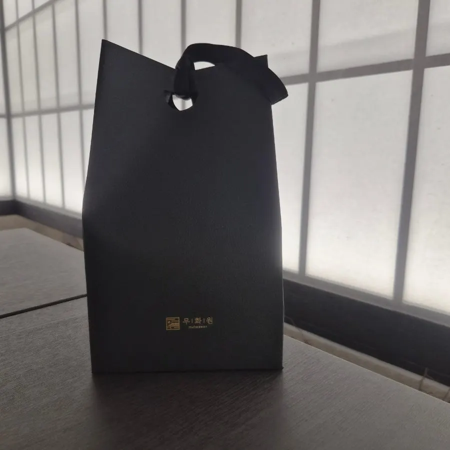 貼上銀色標籤貼紙的無花園香水包裝