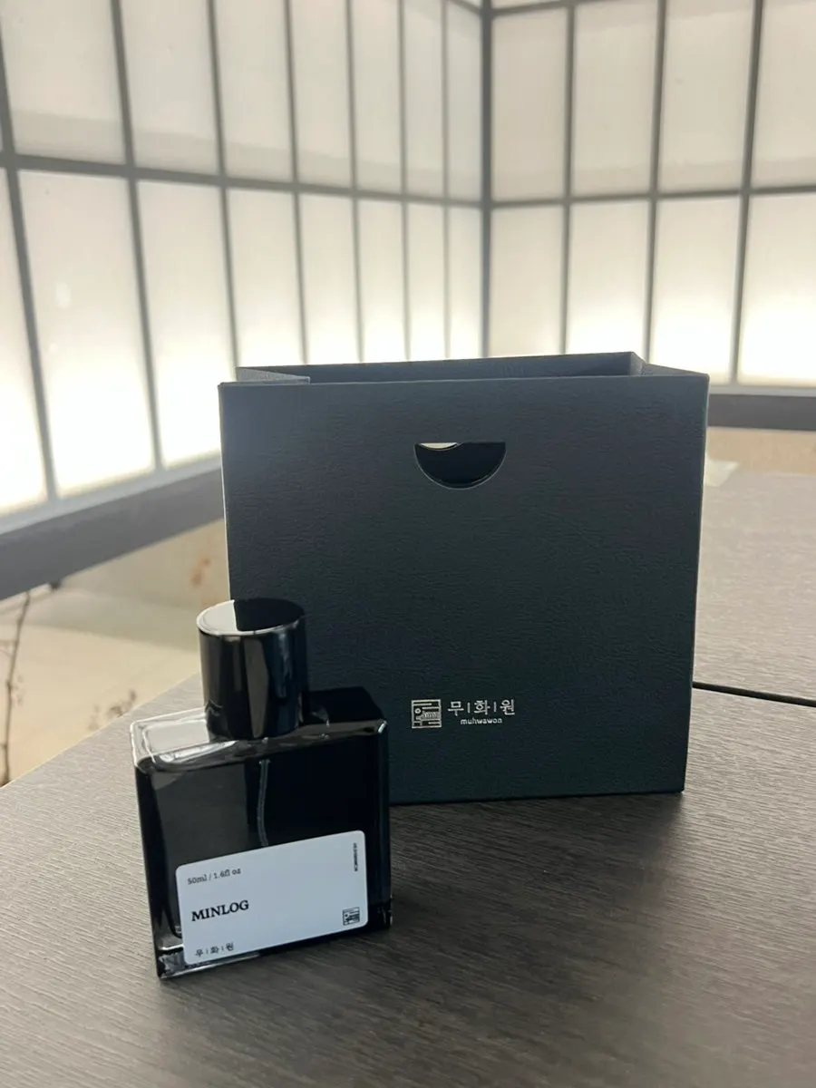 완성 향수 용액을 채우는 모습