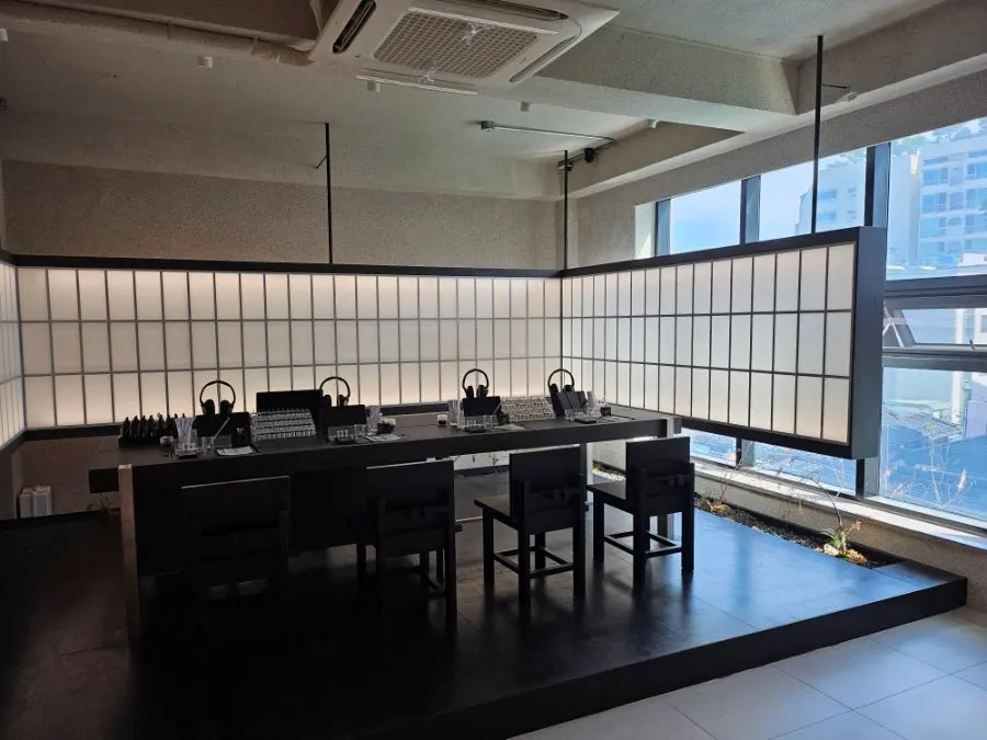 Muhwawon perfume workshop in gray and black tones