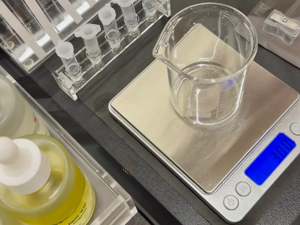 Measuring fragrance ingredients with an electronic scale
