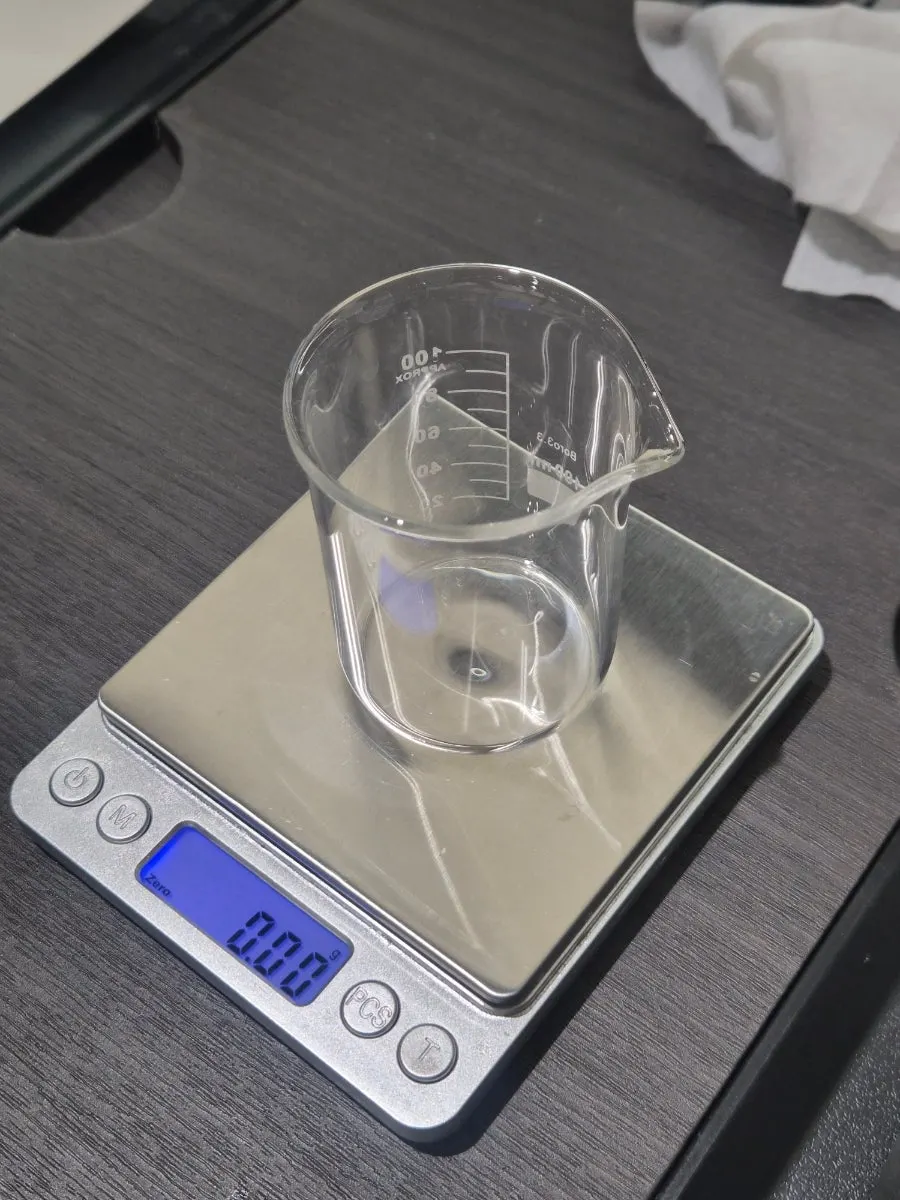 저울 위에서 계량 중인 향수