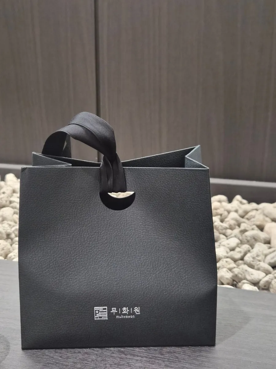 고급스럽게 포장된 완성 향수