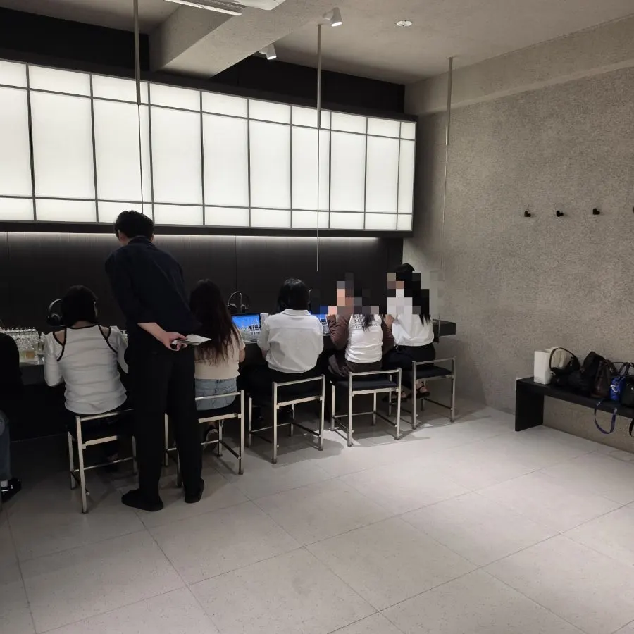 북촌 거리의 기와 건물 풍경