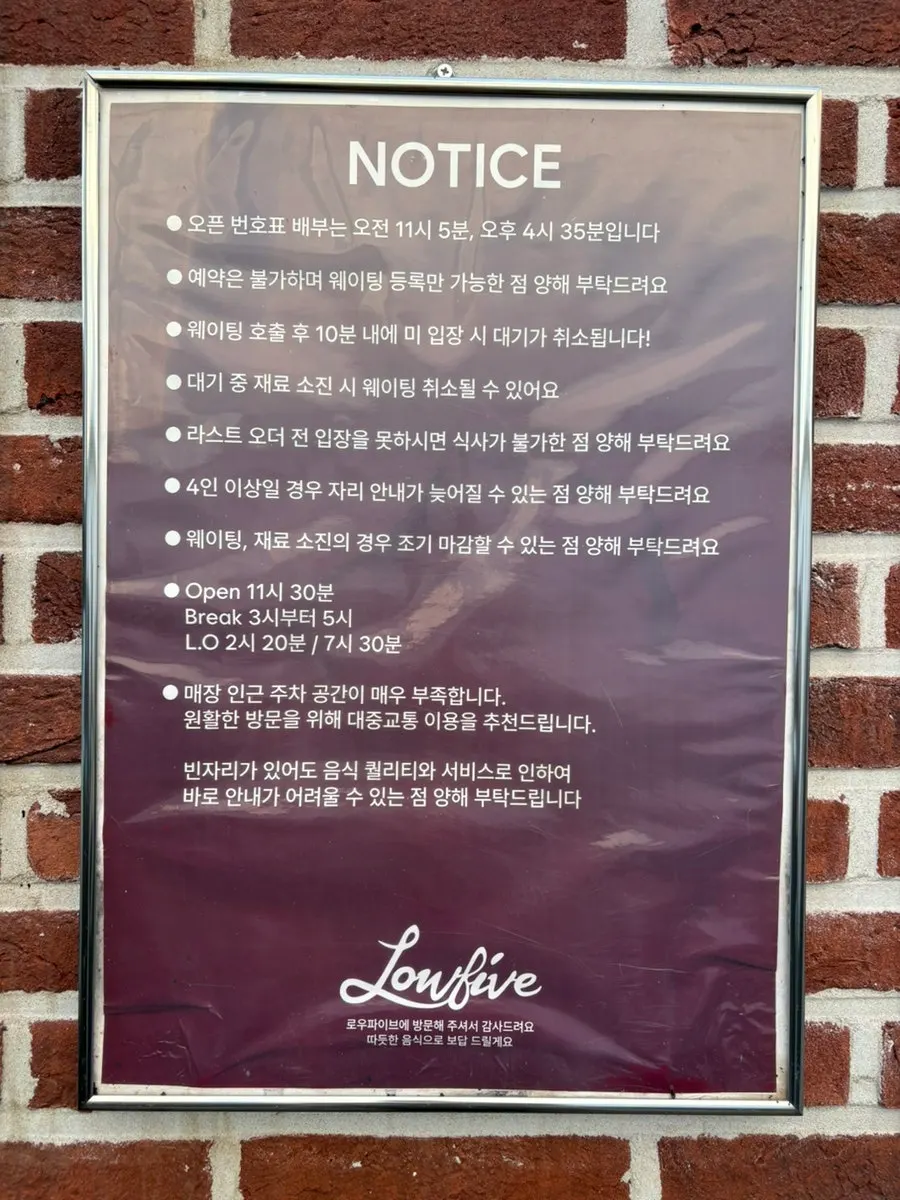 붉은 벽돌과 빨간 천막의 매장 외관