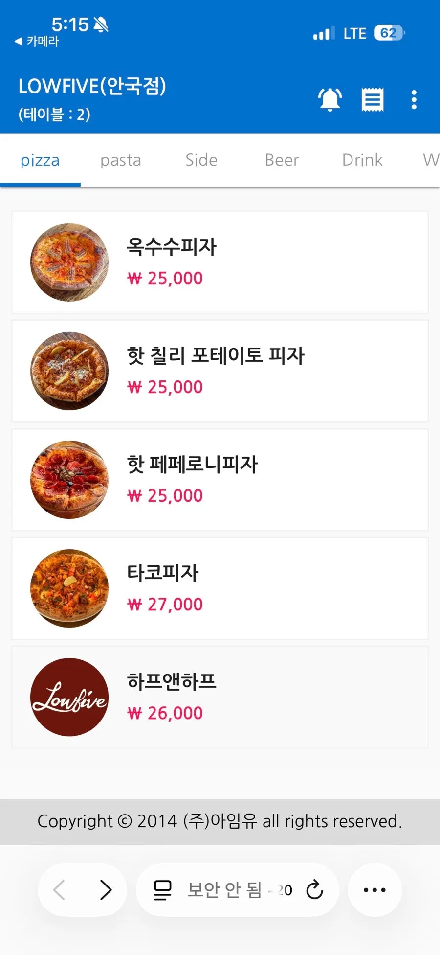 엔틱 인테리어와 넓은 테이블의 매장 내부