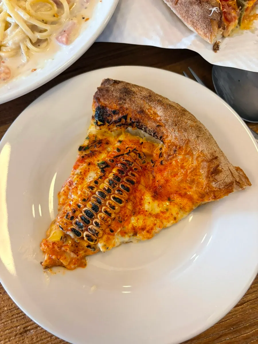 옥수수와 페퍼로니 조합의 피자