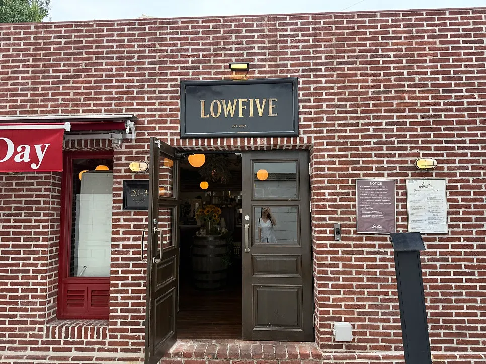 Low Five Anguk restaurant information
