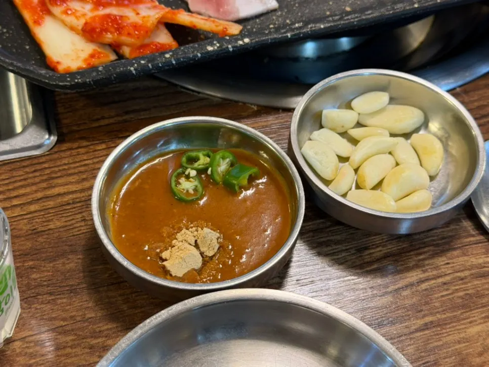 세 종류로 나온 김치 접시