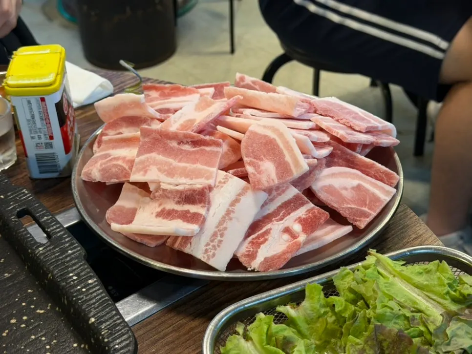 돌판에 올린 얇은 냉동 삼겹살