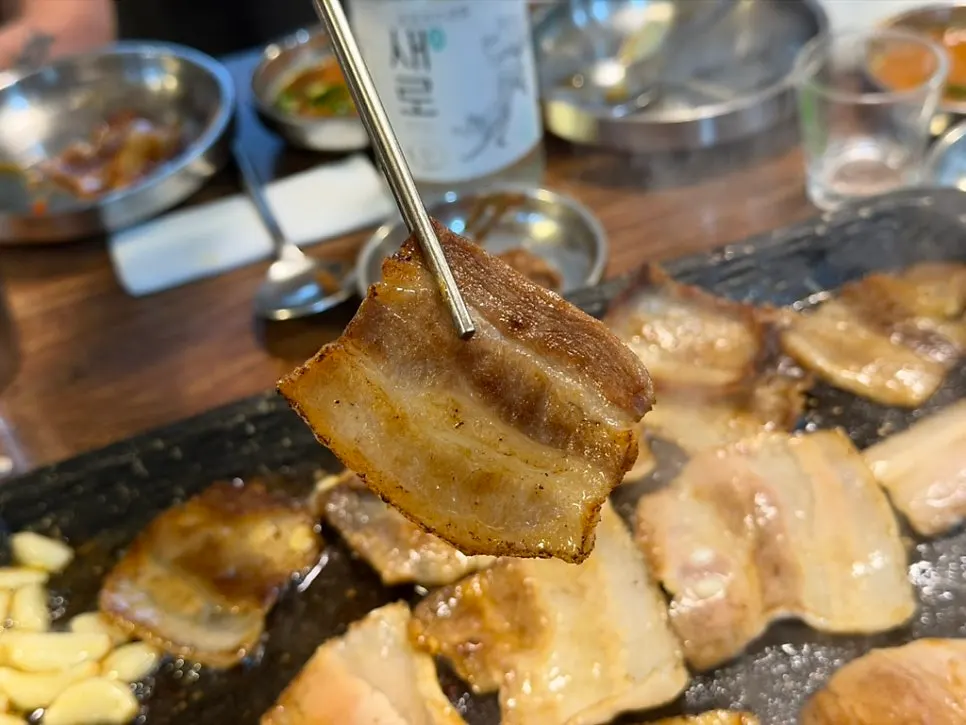 바삭하게 구운 냉동 삼겹살 한 점