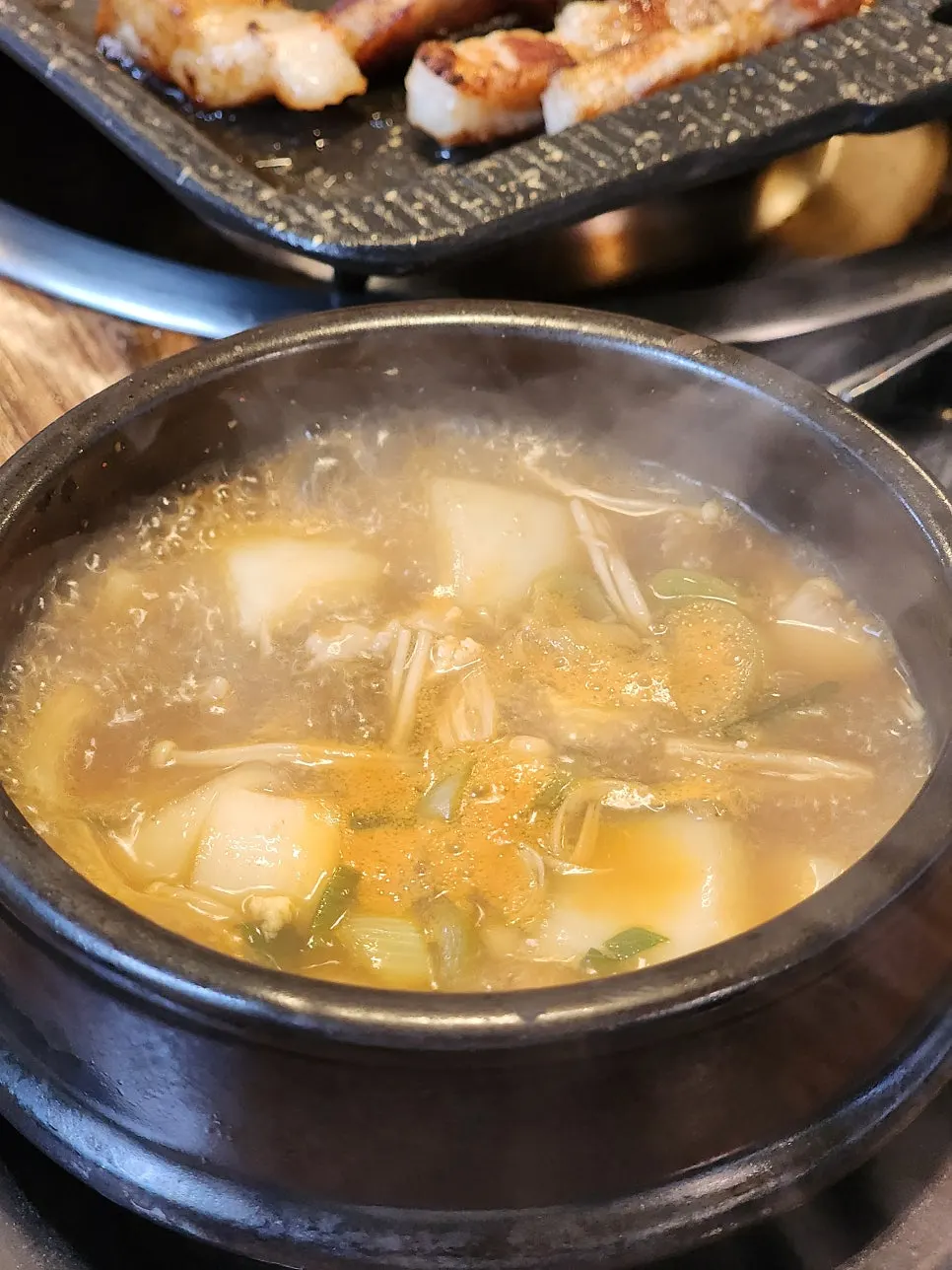 Green-onion kimchi and kimchi grilling with whole pork belly