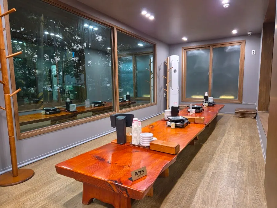 넓은 불향집 매장 내부 좌석 전경