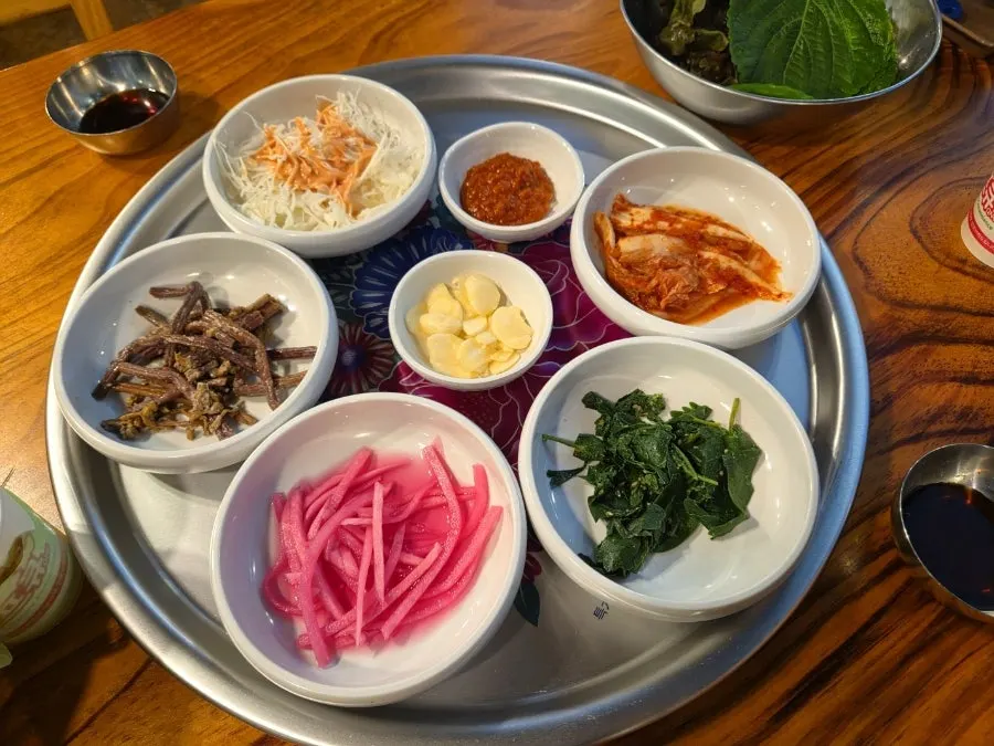 정갈하게 차려진 불향집 기본 반찬 한상