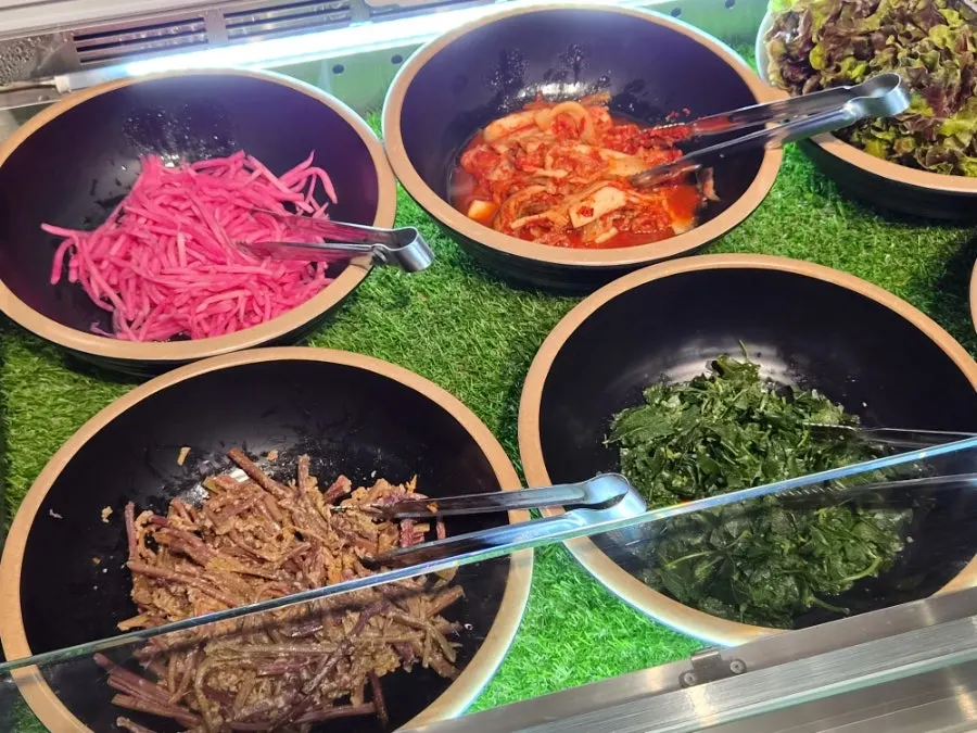 반찬과 쌈을 가져올 수 있는 불향집 셀프바