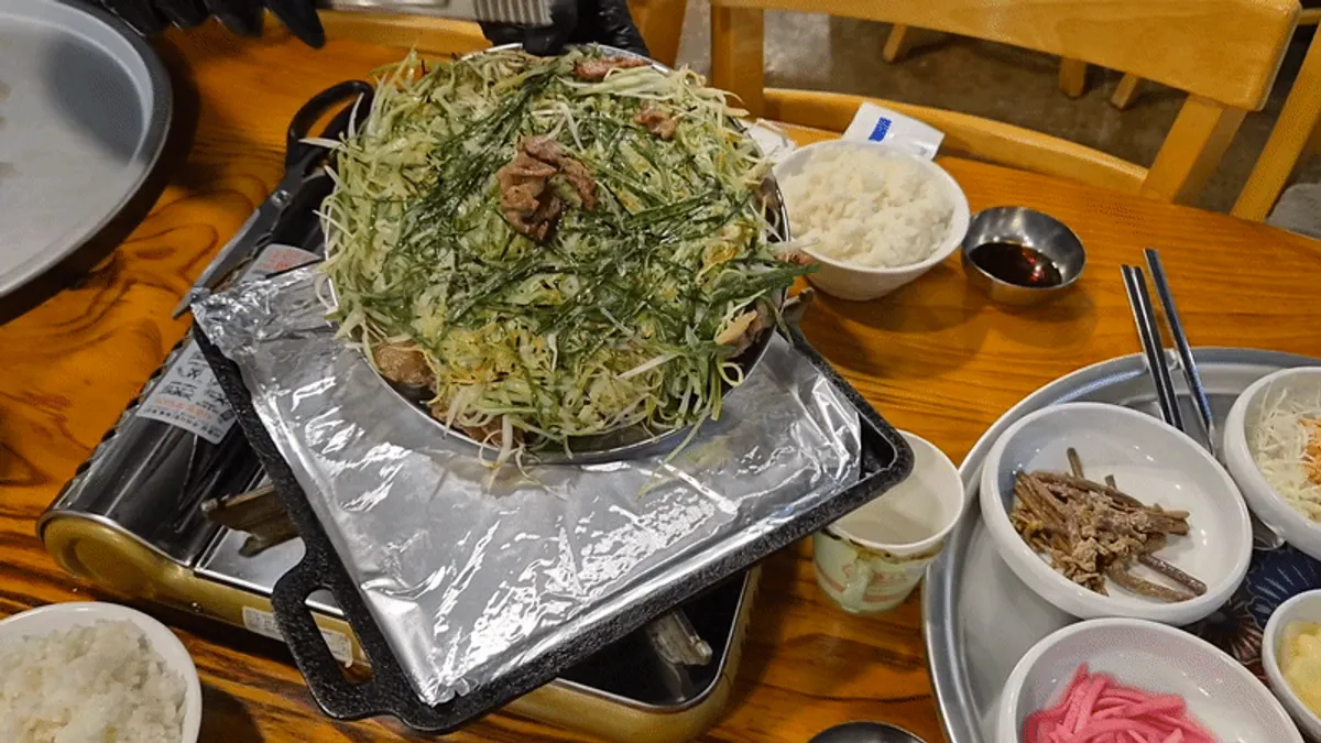 넓게 깔려 나온 불향집 연탄파전불고기