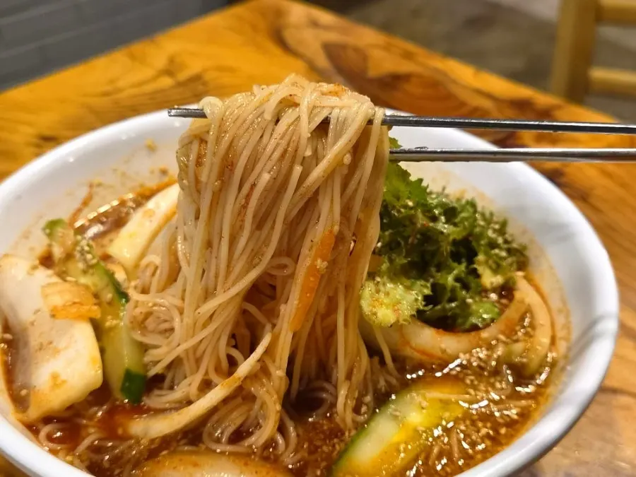 양념이 자작한 불향집 비빔국수
