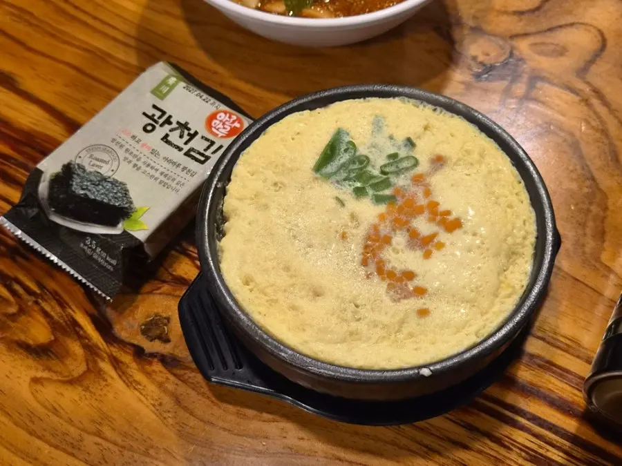 쫄깃한 면발의 비빔국수 한 젓가락
