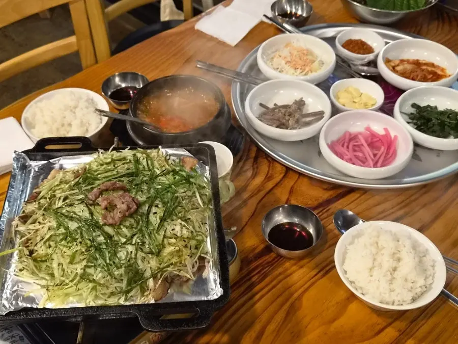 연탄파전불고기와 사이드 메뉴가 함께 놓인 상차림