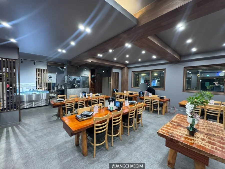 Table seating in Bulhyangjip Mulwang Lake Main Branch's hall