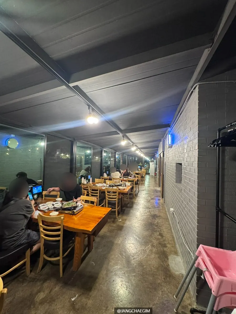 Interior of Bulhyangjip with both floor and table seating
