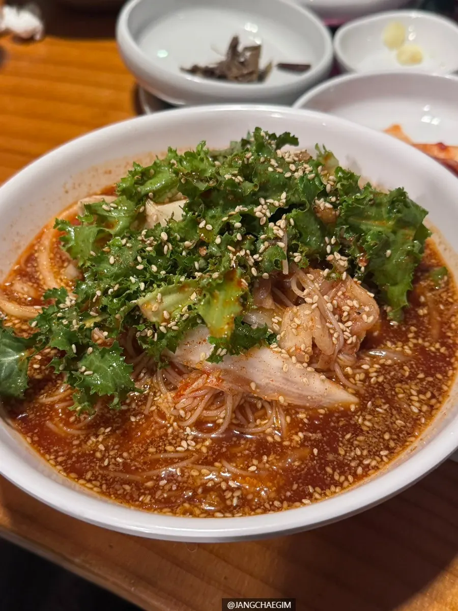 A full earthenware bowl of mother's-hand steamed egg