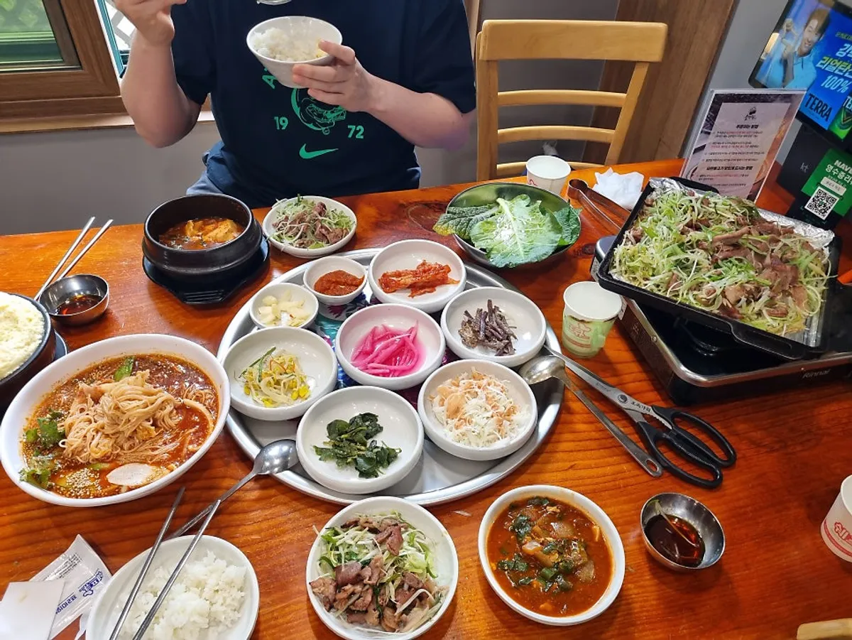 A full spread of charcoal scallion bulgogi at Bulhyangjip Mulwang Lake Main Branch