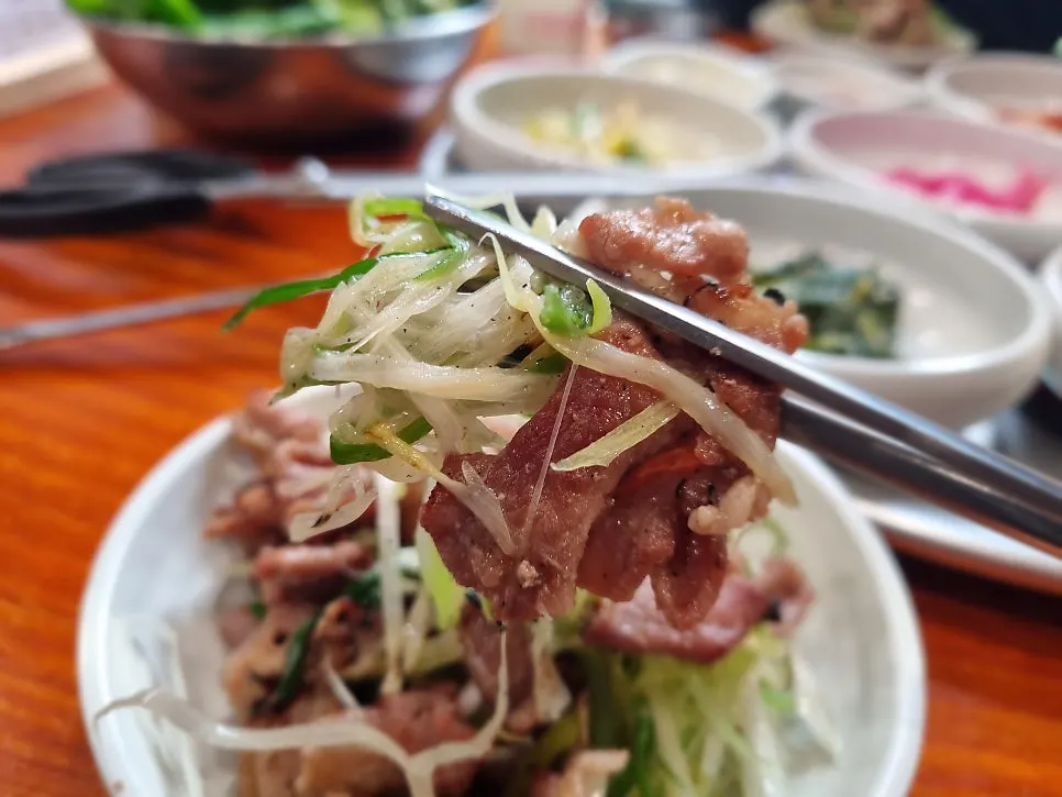 Charcoal scallion bulgogi covered in shredded scallions