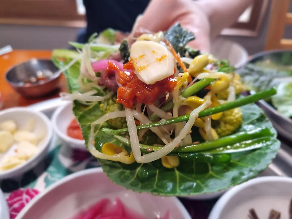 Close-up of the charcoal scallion bulgogi