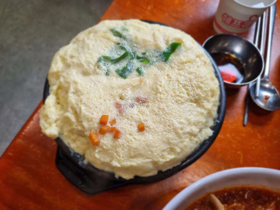 Mother's-hands egg custard puffed up over the stone pot