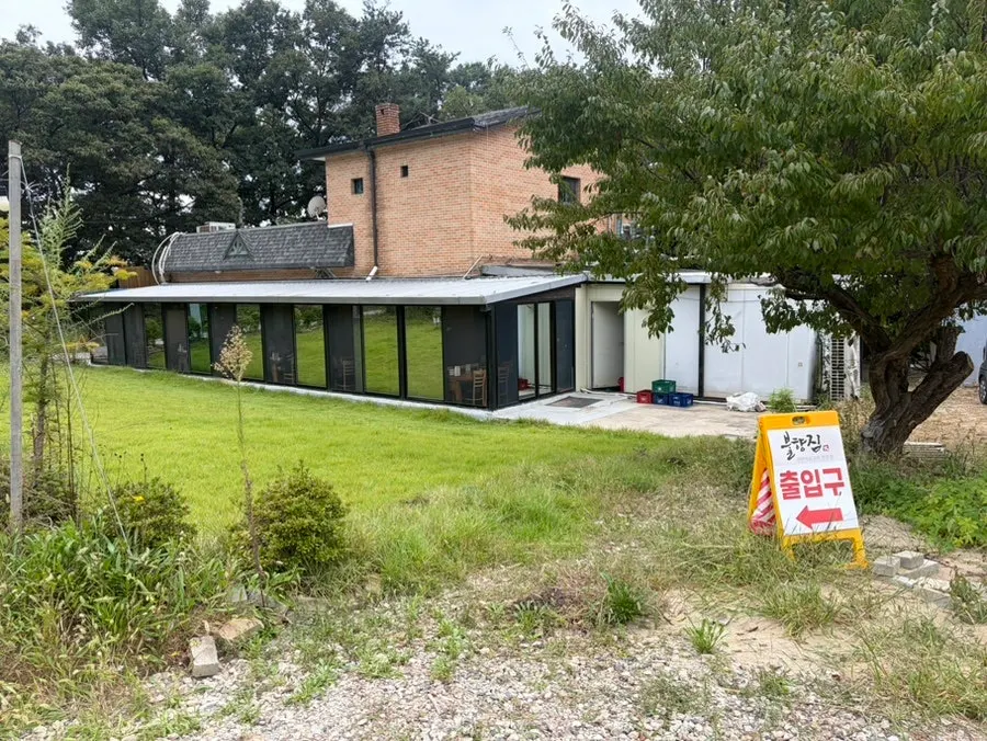 넓은 주차 공간이 있는 불향집 주차장