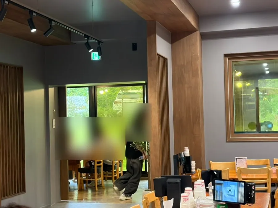 불향집 내부 좌석과 통로