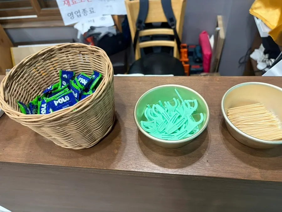 계산대에 준비된 캔디와 치실, 이쑤시개