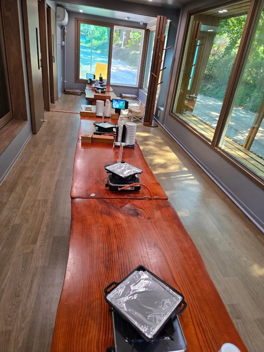 Main hall and spacious private room seating at Bulhyangjip Mulwang Lake Main Branch