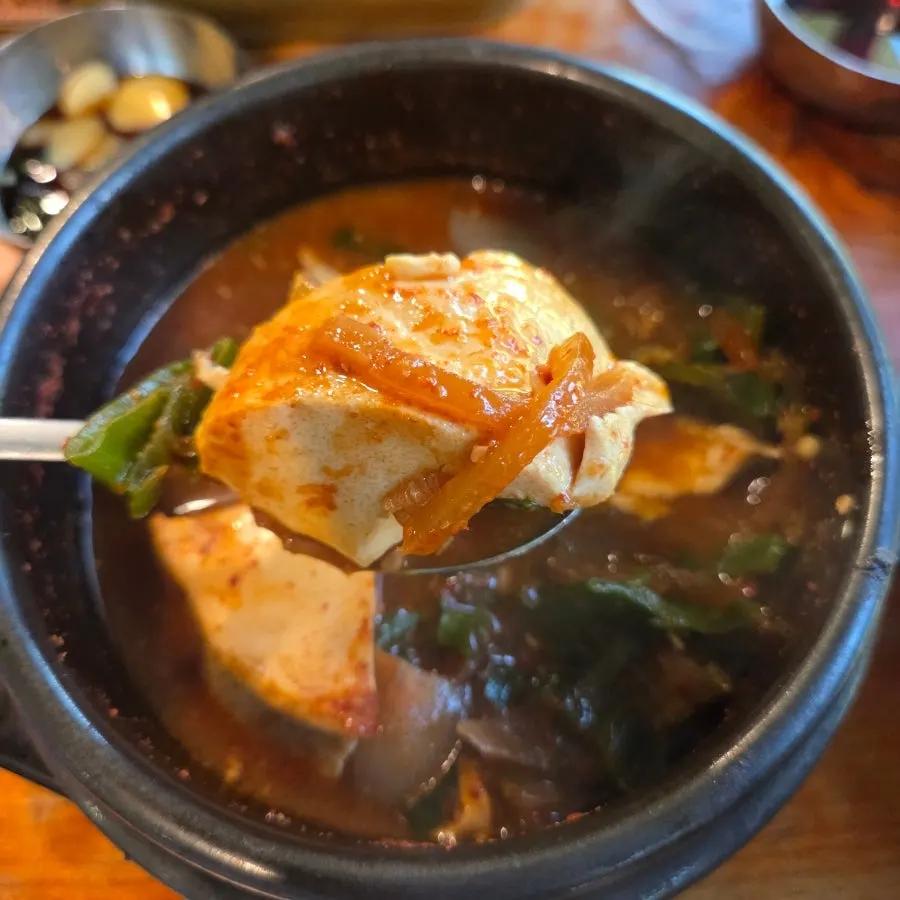 Rice topped with meat, eaten alongside doenjang jjigae