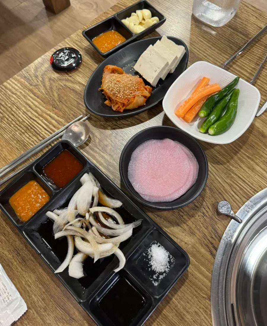 두부김치와 쌈무, 상추 겉절이 등 기본 상차림