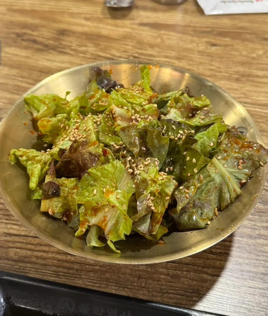 고기 나오기 전 밑반찬이 깔린 테이블