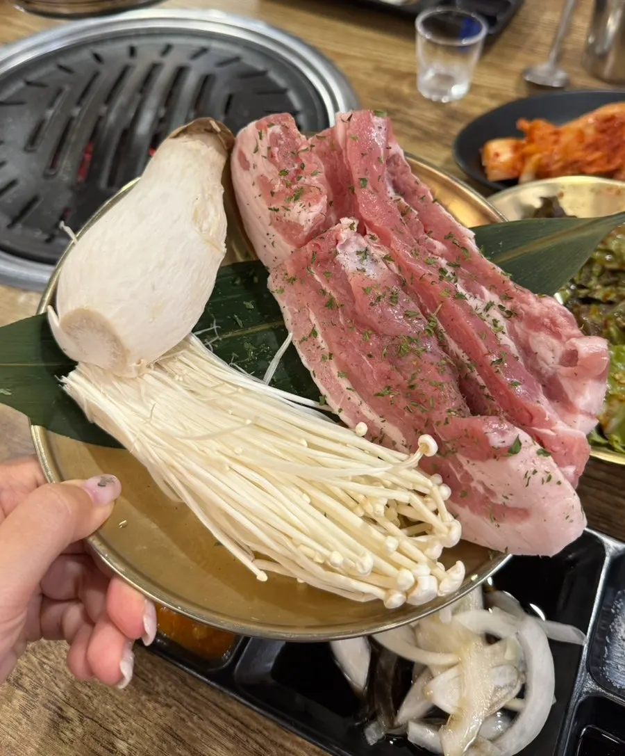 살얼음 소주를 올려둔 고깃집 테이블