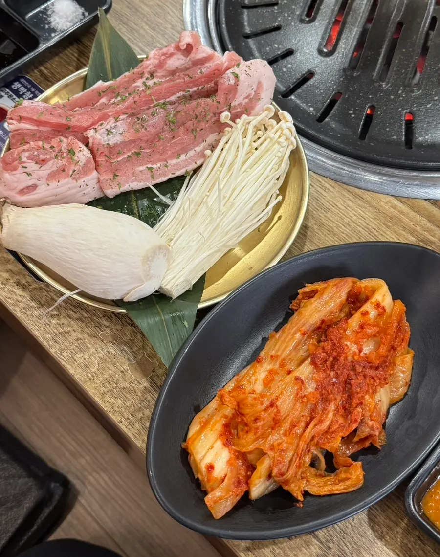 세트메뉴로 주문한 생삼겹 접시