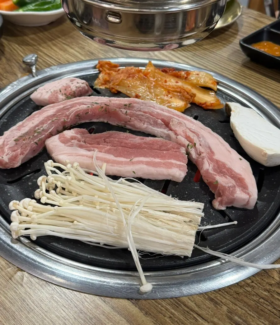 불판에 올린 생삼겹과 새송이버섯, 팽이버섯