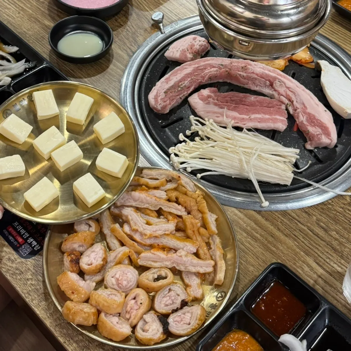 생삼겹과 생막창, 구워 먹는 치즈가 함께 오른 불판