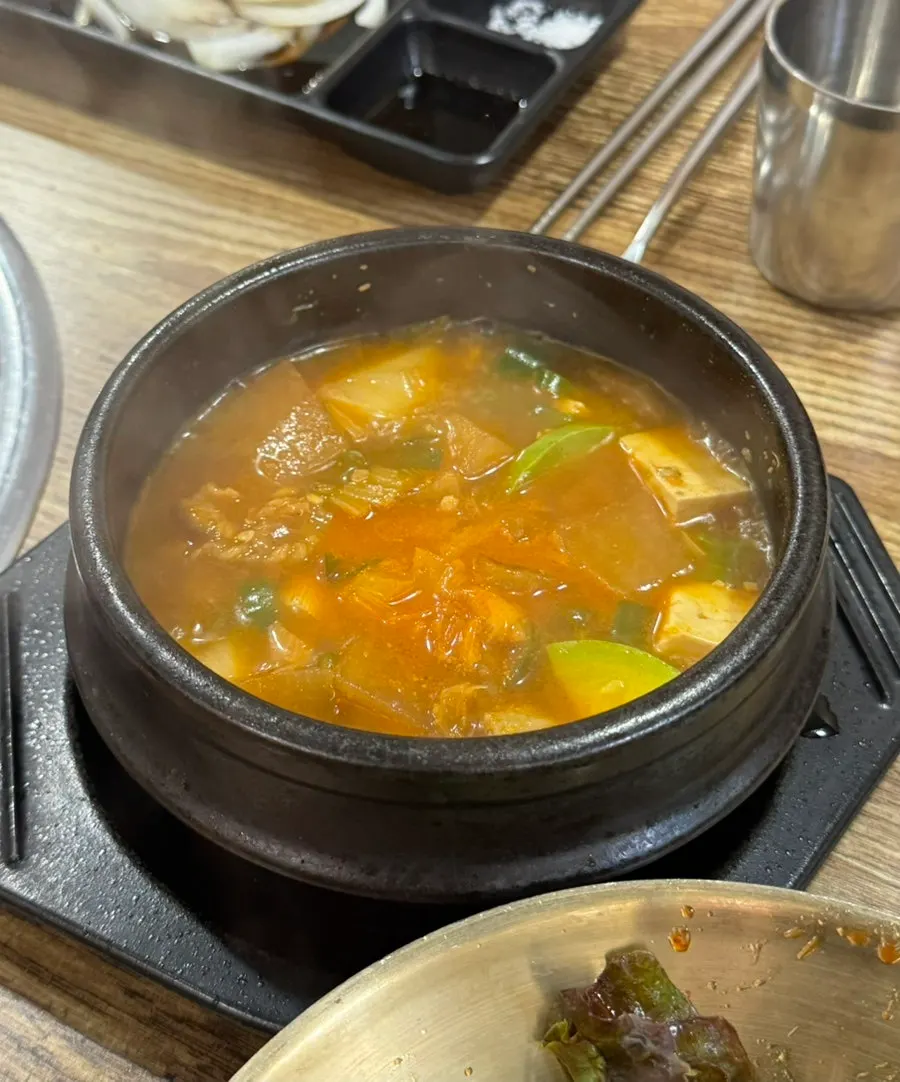 세트메뉴에 포함된 차돌 된장찌개