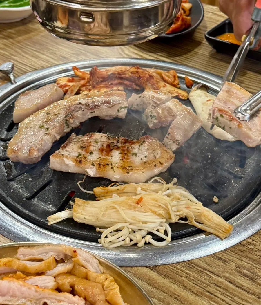 노릇하게 익어가는 생삼겹살
