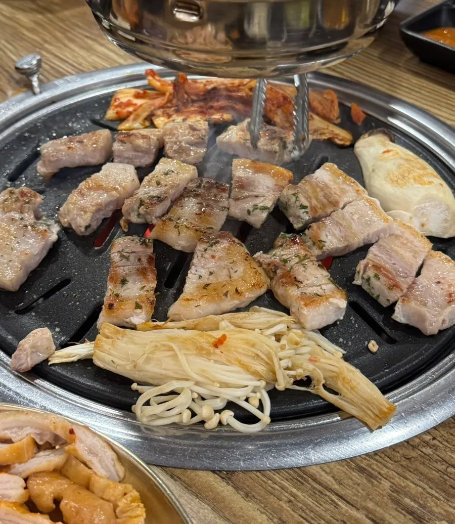칼집이 들어간 생삼겹 구이