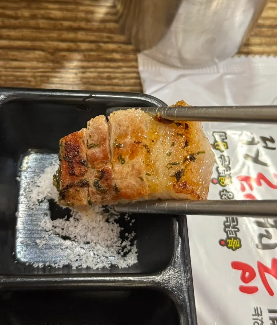불판 위 삼겹살과 버섯