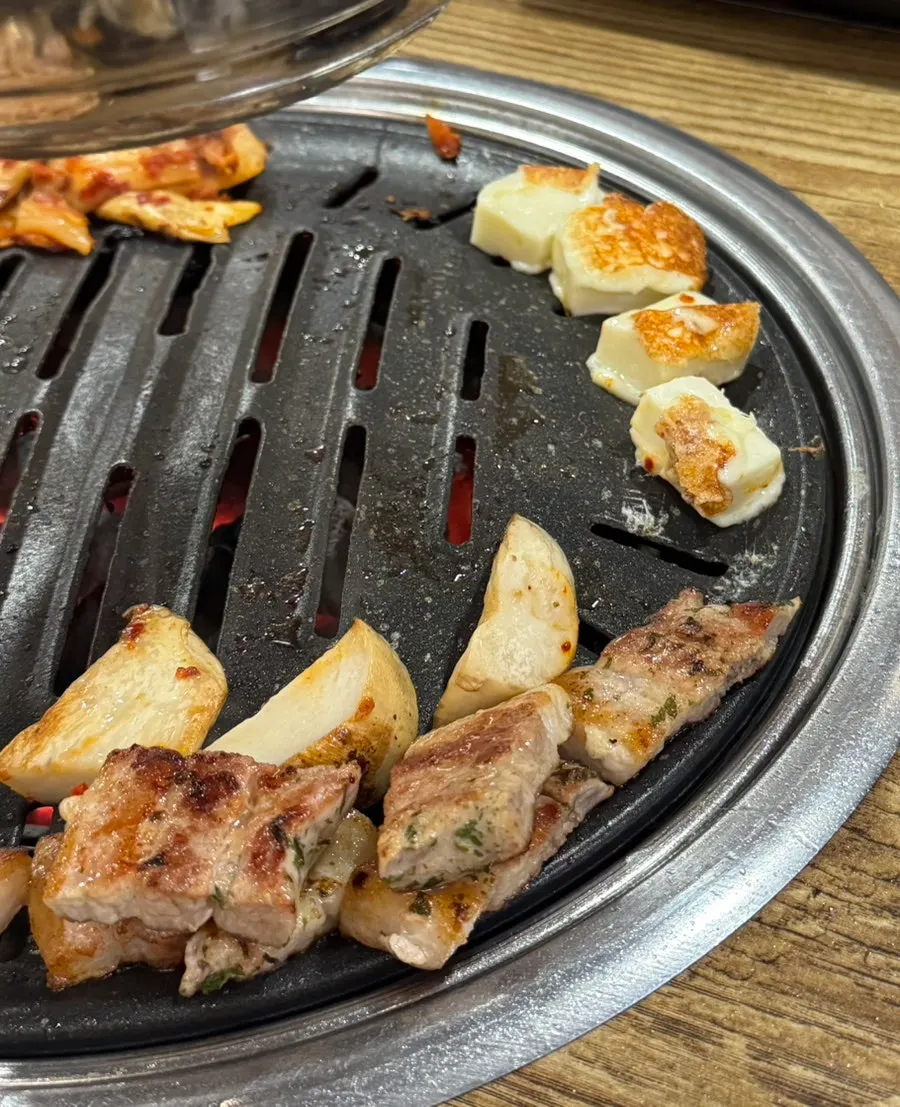 불판 옆에 올린 구워 먹는 치즈
