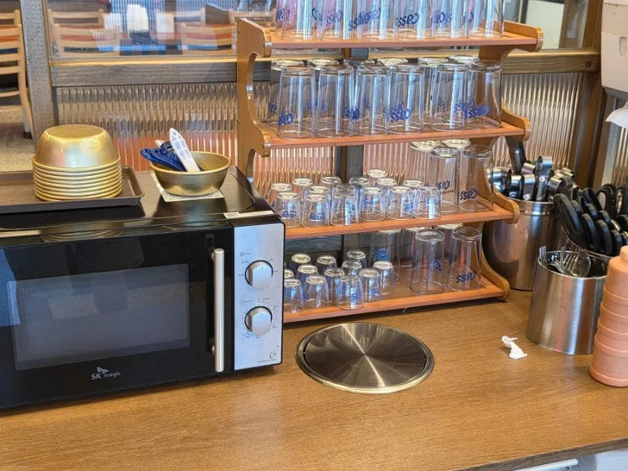 Self-serve side dish bar corner