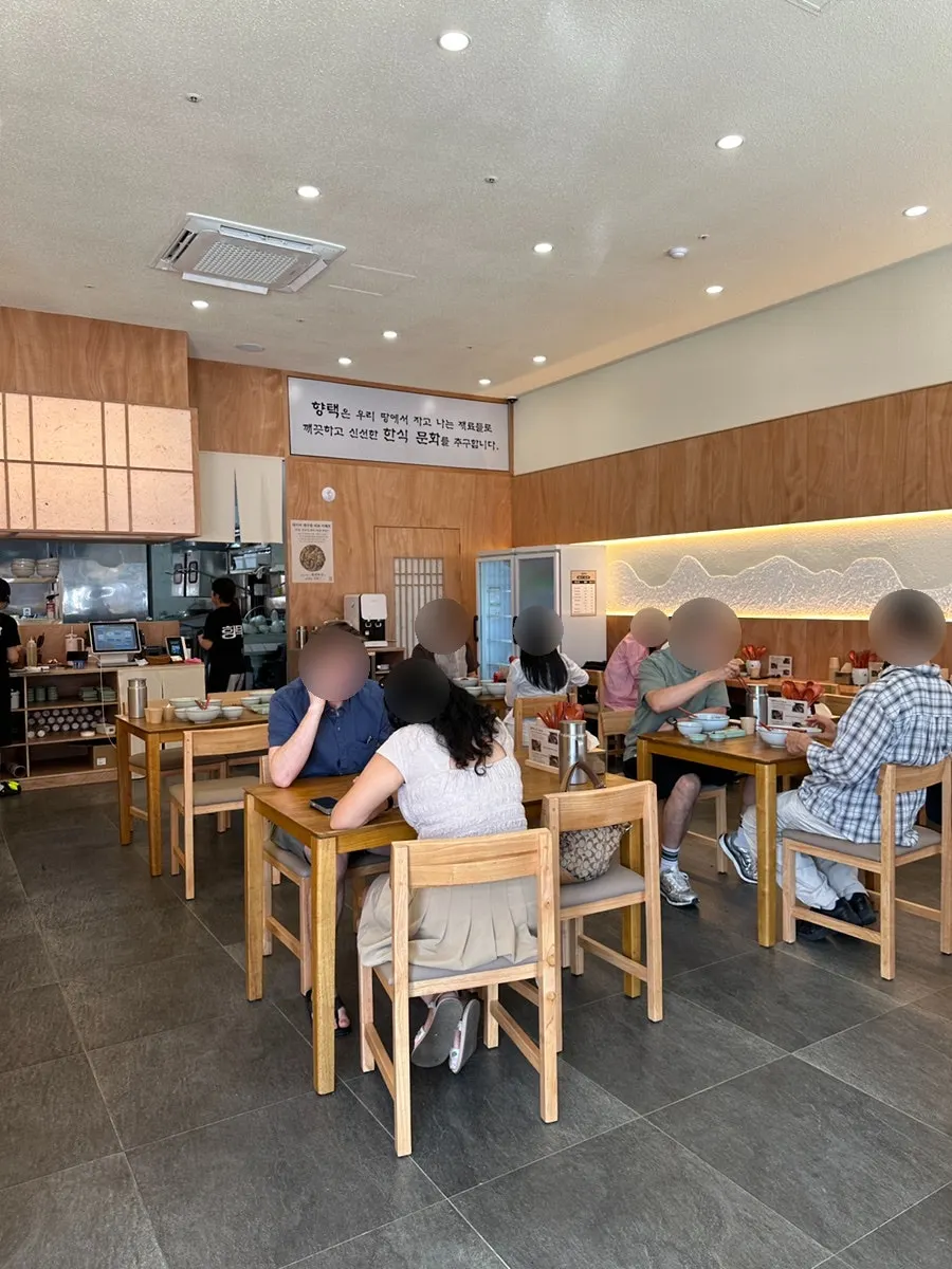 Clean Korean-restaurant-style interior of Hyangtaek